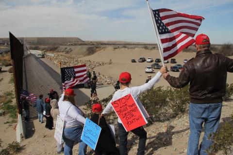 特朗普支持者在美墨边境筑“人墙” 呼吁建墙