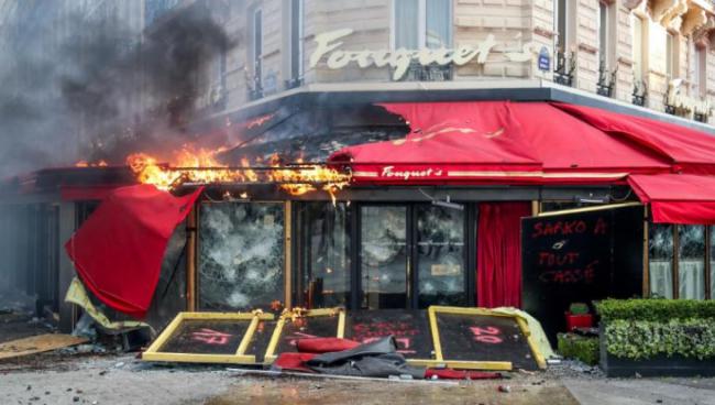 法国“黄马甲”活动继续 示威者与警察发生冲突