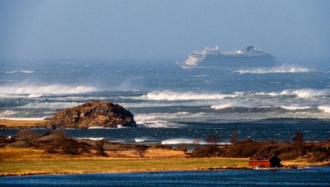 大型邮轮在挪威海域遇险 多架直升机参与紧急救援