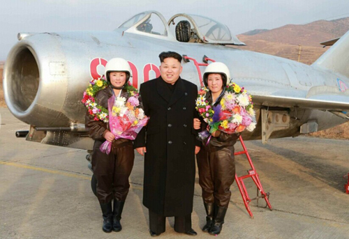 在世界不少国家的空军部队中，女飞行员都是不可缺少的战斗力量，朝鲜也不例外。据韩联社6月5日报道，朝鲜首批女歼击机飞行员的照片曾登上过朝鲜对外宣传专用杂志《锦绣江山》的封面。