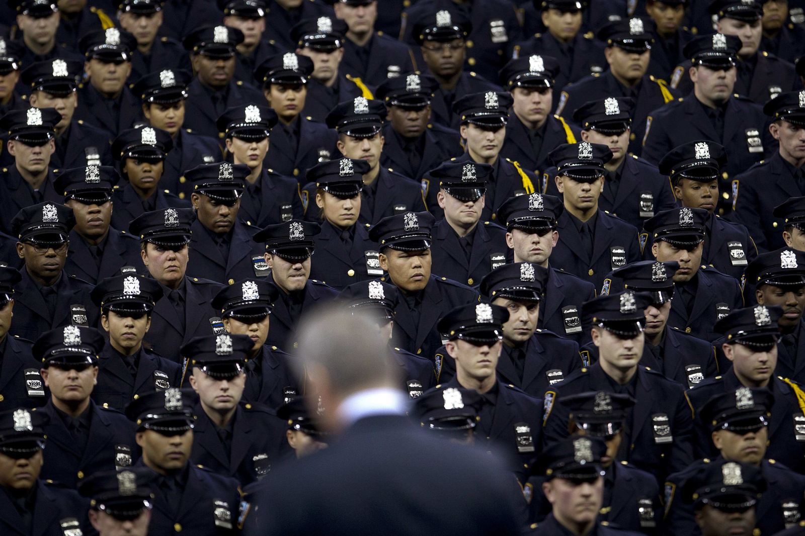 在美国最大的5个城市中，白人警察比例远远高于白人的人口比例，黑人、 西班牙裔和亚裔则相反。_副本.jpg