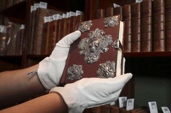 J.K.罗琳童话集手抄本拍卖 近37万英镑落槌