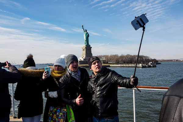 七年来的头一遭，纽约市官员预计到访的外国游客人数将会减少。他们将下滑归咎于特朗普的保护主义政策和措辞，声称这些举动吓跑了很多游客，自从上次衰退以来，这些游客对纽约经济的强劲增长起到了推动作用。