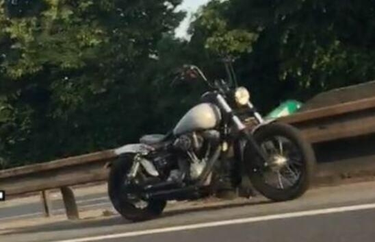 法国A4高速公路现神秘摩托车  自己跑了又回来