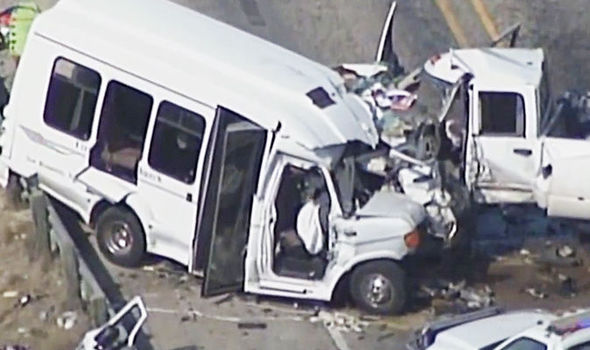 巴士同卡车相撞 至少12人死亡