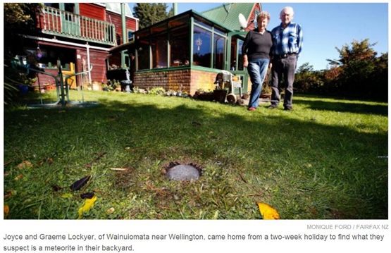 新西兰北岛疑似出现陨石 状如铁球将花园砸出大坑