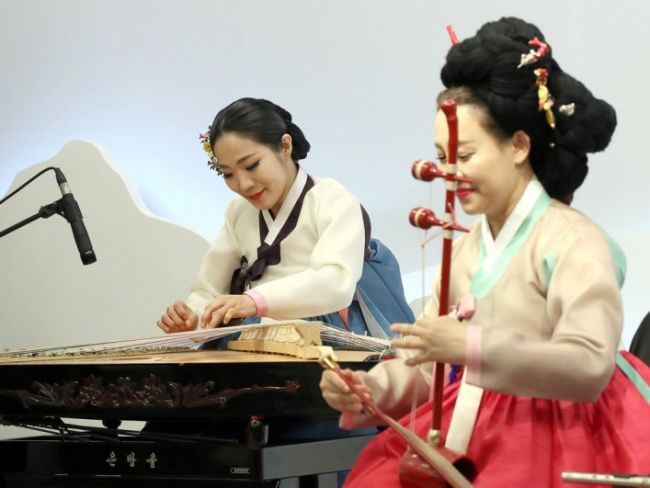 朝韩艺术家分别用奚琴和玉流琴合奏