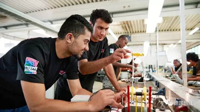 1497333284523005313.jpg 五分之一德国公司已雇佣难民 德语水平是最大障碍