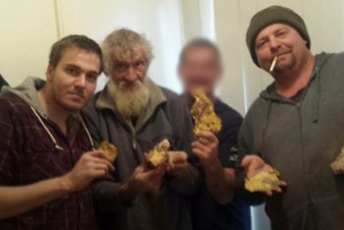 澳洲四男矿场烧烤发现天然金块 盗走遭到重罚
