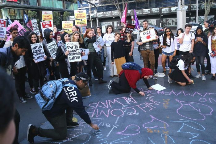 悉尼科技大学师生集结 声援被打穆斯林学生
