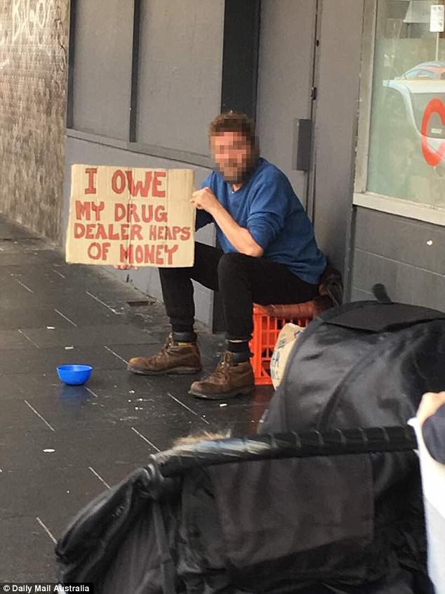澳洲男子坐街边乞讨 举牌写“因欠毒贩大笔钱”