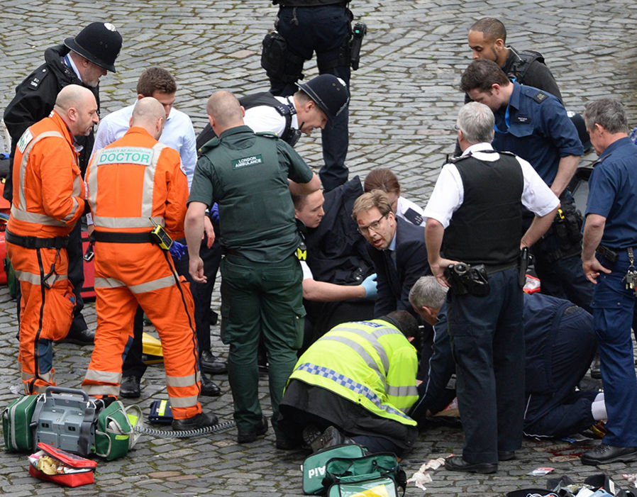 伦敦恐袭警察遇难 英国议员成英雄