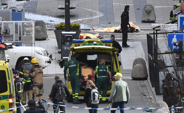 瑞典斯德哥尔摩恐袭后警察遭石块袭击