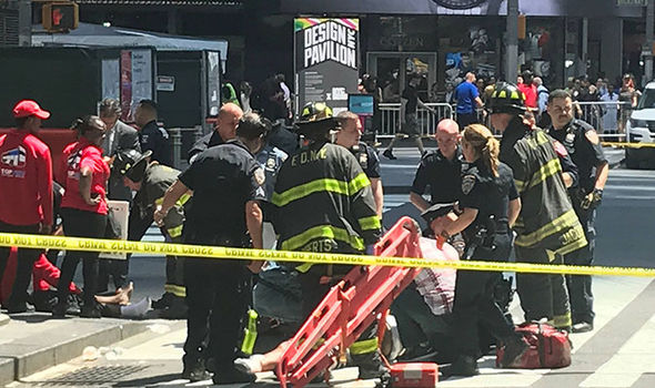 纽约发生汽车冲撞人群事件 已造成1人死亡22人受伤