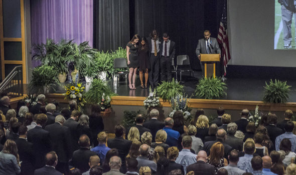  数千民众参加美国大学生瓦姆比尔葬礼 
