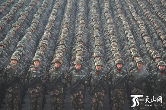 新疆万余官兵誓师反恐维稳向“三股势力”宣战