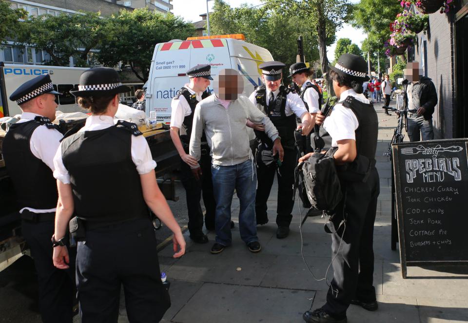 伦敦大火：男子拍摄尸体照片上传 涉嫌恶意传播罪名被捕