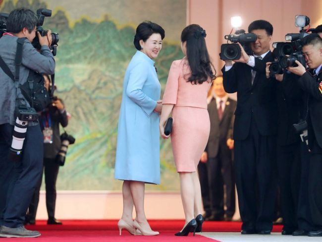 金正恩夫人李雪主抵达宴会现场，文在寅夫人金正淑迎接。