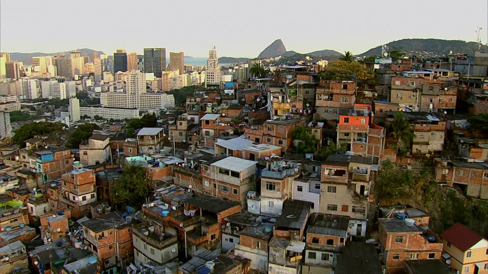379260971-sugarloaf-mountain-favela-opposite-suburb_副本.jpg