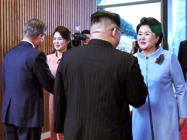 宴会现场，金正淑与金正恩握手