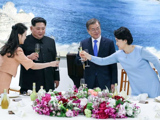 宴会现场，金正淑（右）与李雪主相互敬酒