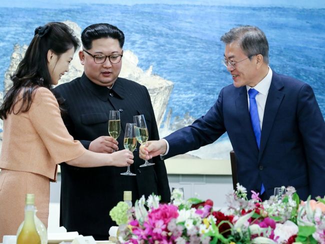 文在寅（右）与李雪主碰杯敬酒