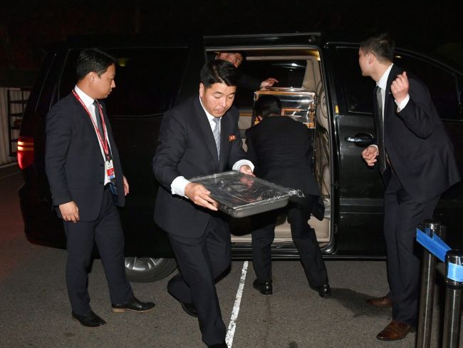 宴会开始前，工作人员将制作好的朝鲜冷面送至会场