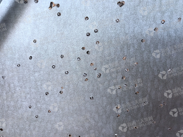 悍匪持霰弹枪抢劫华人店铺 满墙弹孔钢锁被打穿！