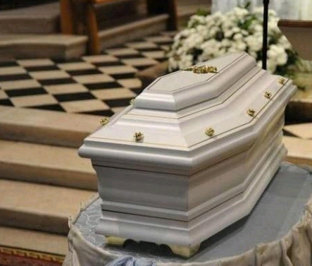 奇迹！意大利一小男孩在葬礼上复活