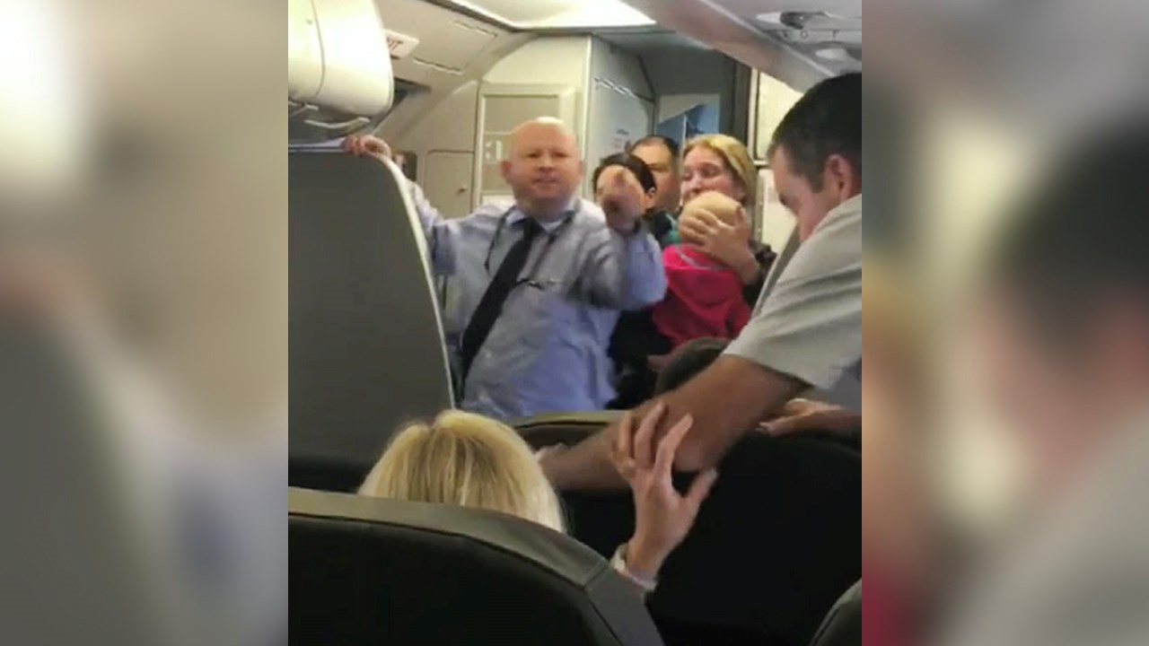 美国联合航空乘务人员粗暴推走女乘客婴儿车 公司已公开道歉