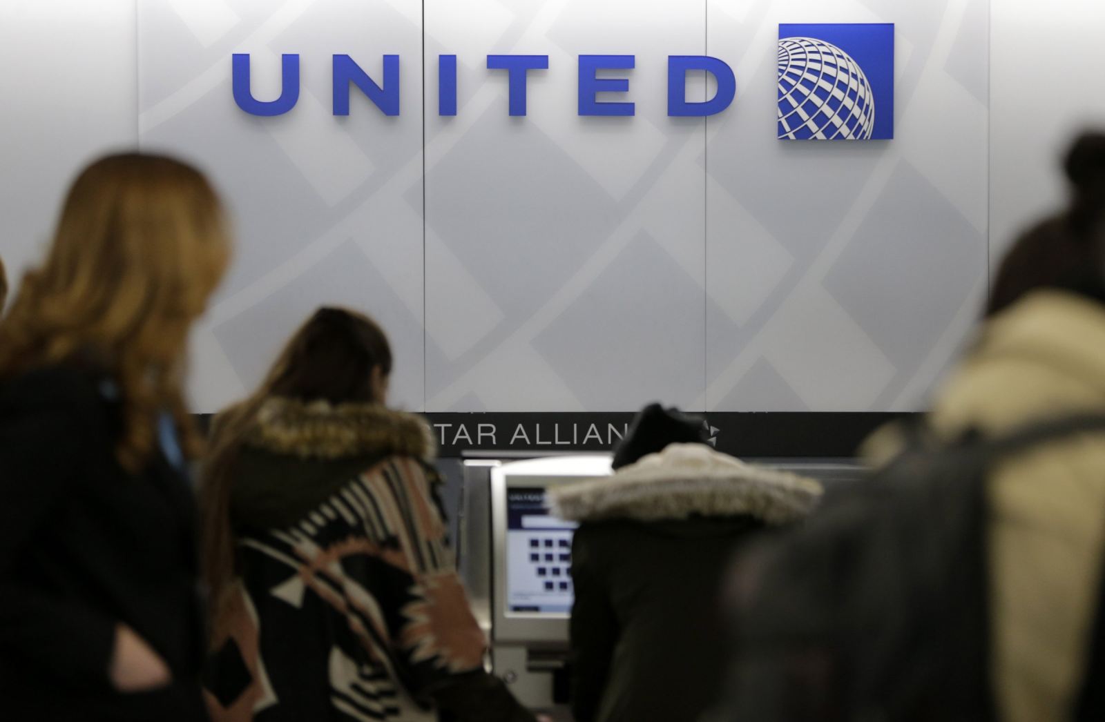 联合航空拒绝穿纤维质长筒袜女乘客登机事件始末