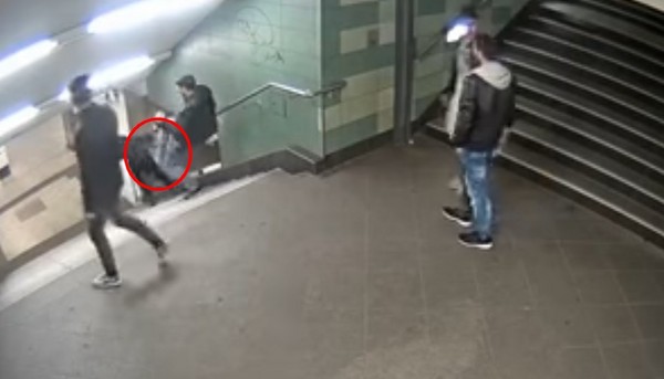 柏林地铁踹人案庭审 被告承认作案