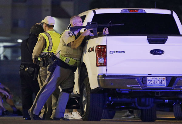 2017年10月1日，在美国西部城市拉斯维加斯，警察在枪击事件现场行动。