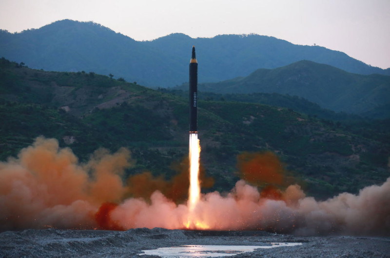 继上周日（5月14日）进行了中长程导弹试射后，朝鲜于今天（5月21日）下午在平安南道北仓里再次发射1枚飞弹，飞行约500公里，落在朝鲜半岛以东的日本海。韩国合同参谋本部推测，这枚飞弹并不是洲际飞弹（ICBM）。