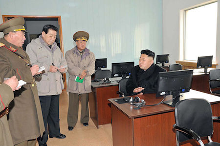 朝鲜领导人金正恩公开露面时，为何其周围总会看到有一群官员狂记笔记？这其中有何奥妙？《商业内幕》网站最近刊文，揭示了这一答案。