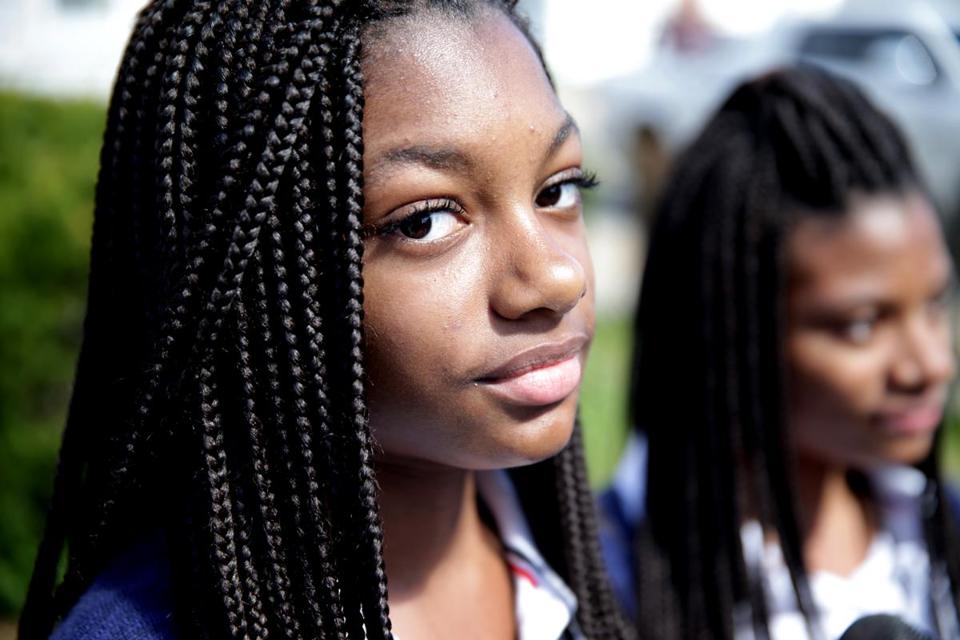 美国一高校禁止学生接发 批评者认为是歧视黑人学生的借口