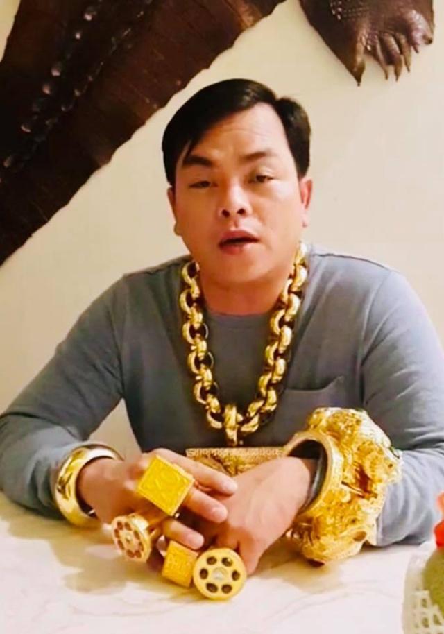 【视频】越南男子每天戴13公斤黄金炫富 一天不戴就浑身难受